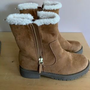 LIKE NEW!!! Warn once. Size 13 Gap fuzzy fur lining.